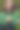 女孩穿着一件绿色的夹克，手里拿着维他命，在春天的森林里拿着一瓶图片下载