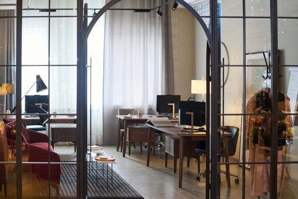 拱形门进入小的开放空间办公室或共同工作区图片下载