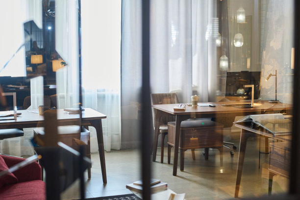 一组办公室工作人员的工作场所，有电脑显示器和椅子图片下载