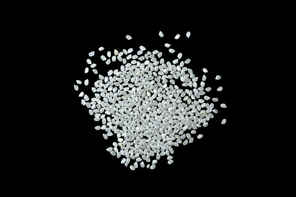 黑色背景上的一堆白米图片下载