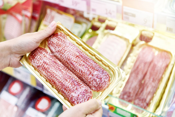 手拿香肠片图片下载