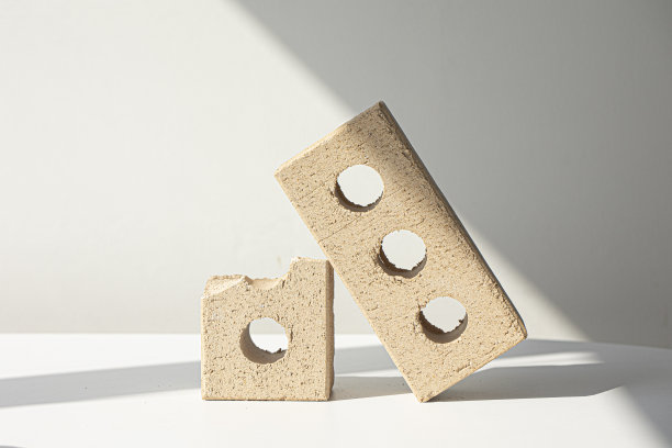 带孔的米色砖砌块图片下载