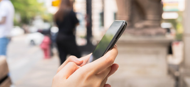在公共场所、休闲时间使用智能手机。使用手机的概念在日常生活中是必不可少的。图片下载