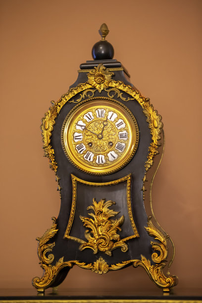 带有19世纪黄金细节的老式木制台钟。图片下载