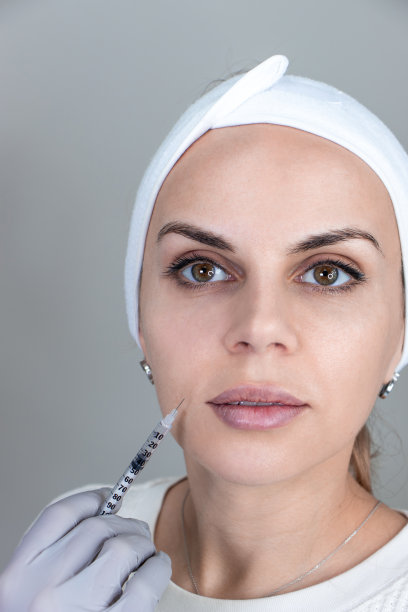 医生给一位年轻女子注射透明质酸图片下载