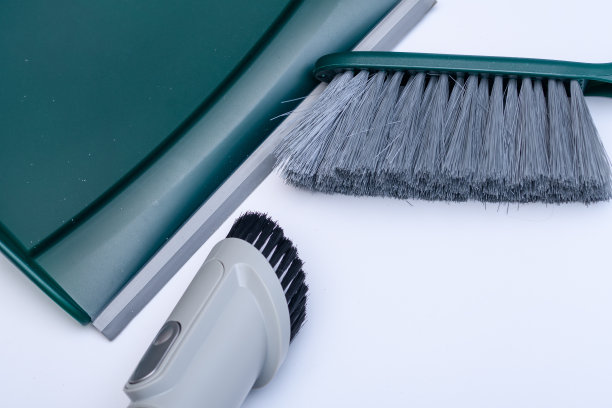 簸箕扫帚和真空吸尘器喷嘴隔离在白色背景上图片下载