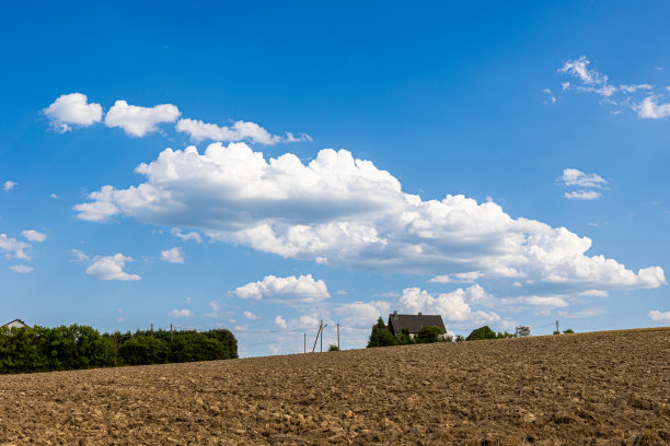 蓝天白云，碧绿田野。自然背景图片下载