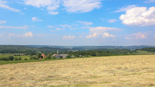 蓝天白云，碧绿田野。自然背景图片下载