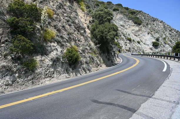 加州帕萨迪纳附近圣盖博山脉的山路。图片下载