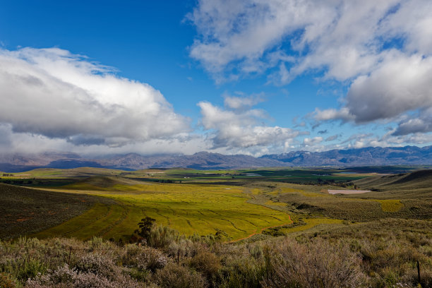 南非谷神星附近的冬季蓝天全景。图片下载
