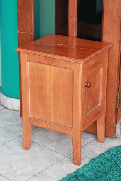 清真寺里的木制慈善箱图片下载