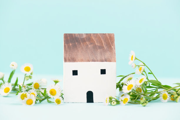 有花的房子，购买或租用自然之家，房地产概念，房地产投资，可持续的生活方式图片下载