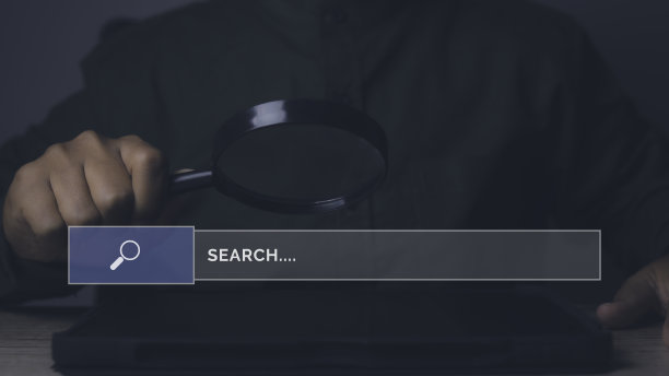 人用放大镜搜索工作，用平板电脑浏览信息网络。图片下载