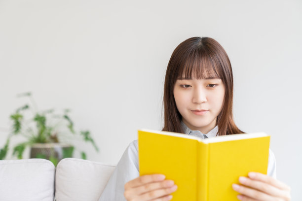 喜欢读书的迷人亚洲女人，图片下载