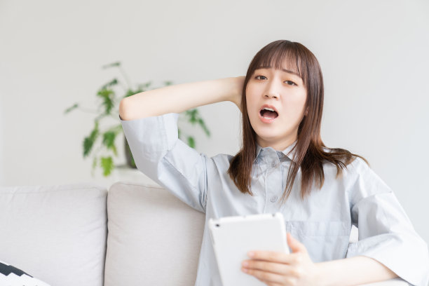 用平板电脑的亚洲美女图片下载