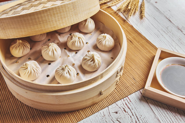 竹篮装的亚洲包子或小笼包。准备蒸汽。图片下载