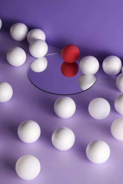 几何形状概念的空间构成。白色和深红色的球在镜子上紫色的背景。副本的空间。抽象壁纸风格图片下载