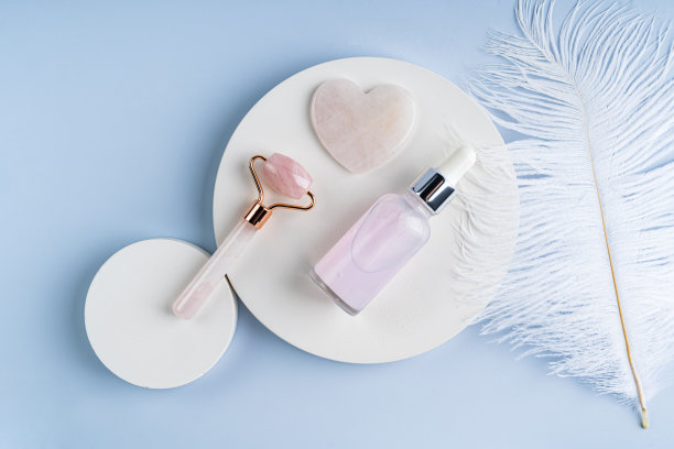 一款由石英制成的美容面辊，瓜沙按摩器在白色混凝土讲台上呈现产品图片下载