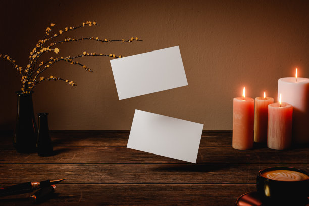 两张名片放在质朴的木桌上。品牌模板。三维渲染图片下载