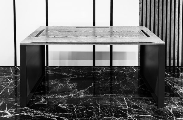 主任办公室里有一张大木桌。室内设计图片下载