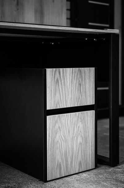 打开抽屉，橱柜，家具，工作场所的木桌图片下载