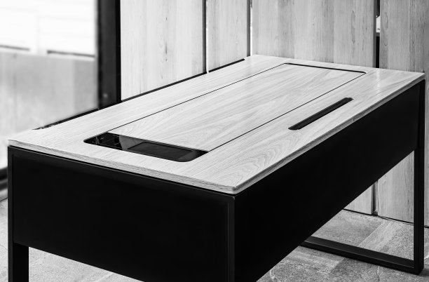 主任办公室里有一张大木桌。室内设计图片下载