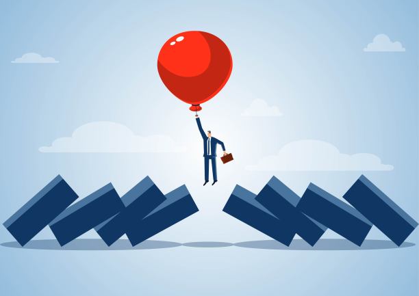 聪明的商人预测、管理和规避金融风险，气球带着商人飞向空中，避免多米诺骨牌落下砸到商人，阻止经济危机的冲击和危害。图片下载