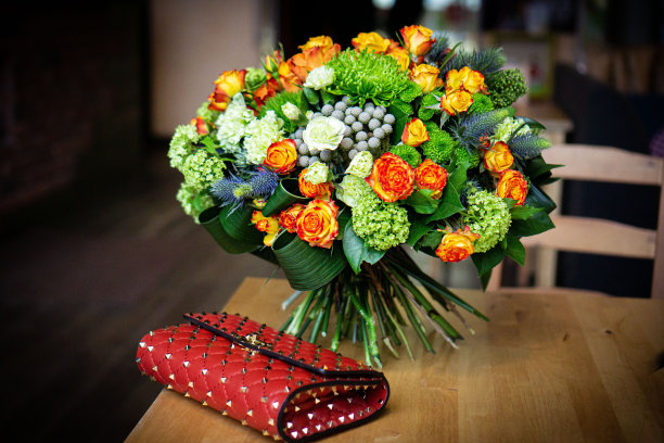 明亮和华丽的花的花束可爱的红色花情人节。特写照片图片下载