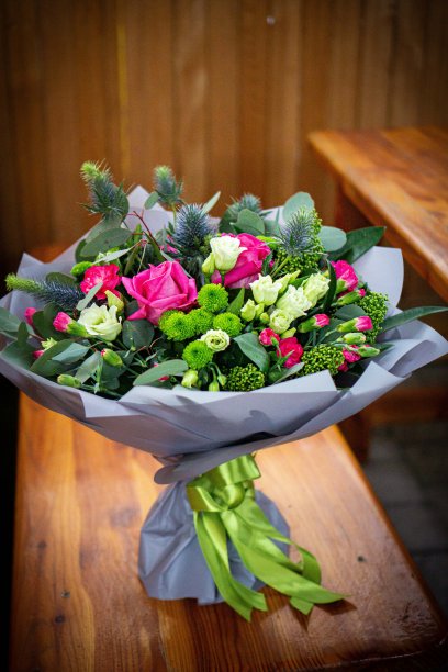 明亮和华丽的花的花束可爱的红色花情人节。特写照片图片下载