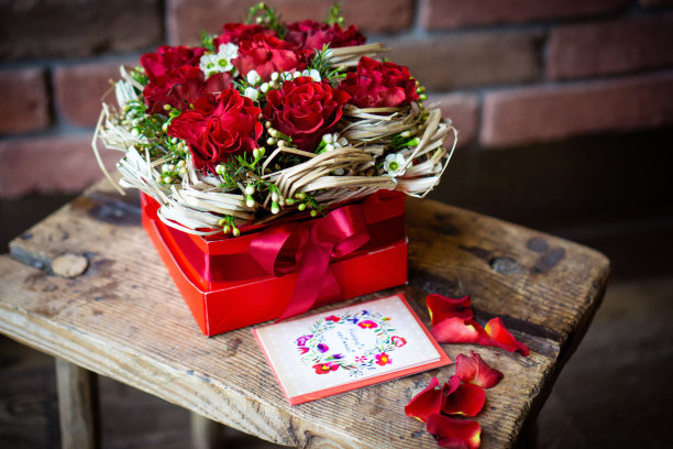 明亮和华丽的花的花束可爱的红色花情人节。特写照片图片下载