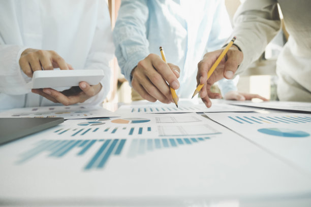 团队合作过程。年轻的业务经理团队为新启动的项目工作。图片下载