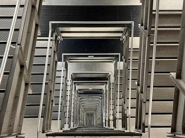 向下看了好几层楼梯图片下载