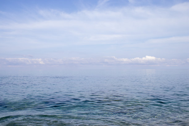 大海的纹理。早晨天空的正面是明亮的蓝色和清澈的白云。还有日光下的深蓝色海洋。感觉平静、凉爽、放松图片下载