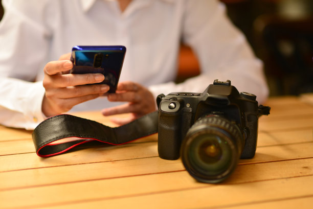 年轻的女摄影师图片下载