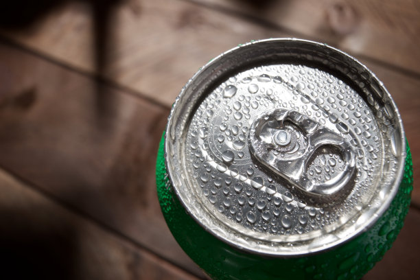银制啤酒罐的特写图片下载
