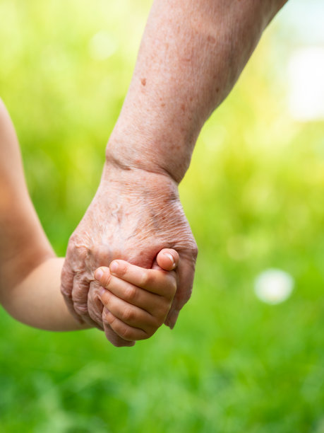 奶奶牵着孙子的手图片下载