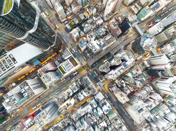 城市景观摩天大楼，汽车交通运输在道路上旺角市区，香港市中心。无人机俯视图。亚洲人的生活方式，亚洲城市生活或公共交通图片下载