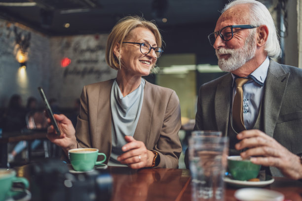时尚的资深商业伙伴在咖啡馆分享数字见解图片下载