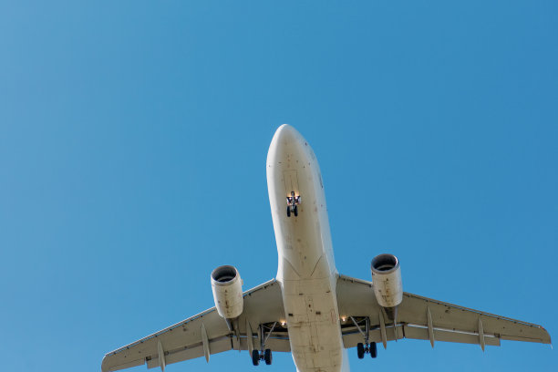 一架双引擎客机的特写。从底部看。图片下载