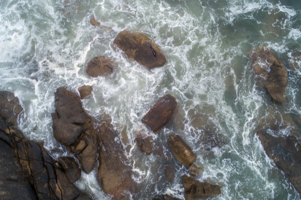 海岸上一些岩石的俯视图图片下载