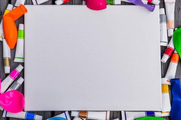 背景空白的白色帆布与管的彩色油漆在木头上图片下载