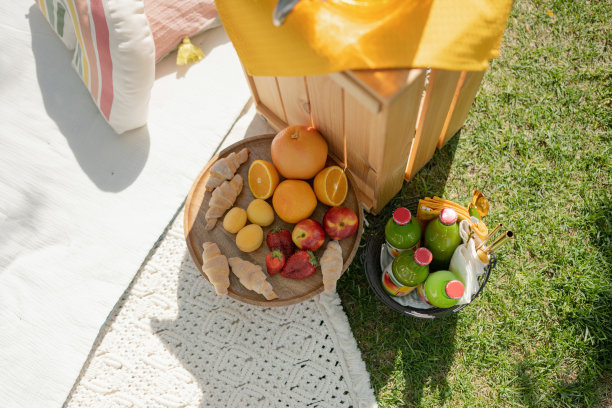 公园野餐时篮子里的新鲜水果和果汁的特写图片下载