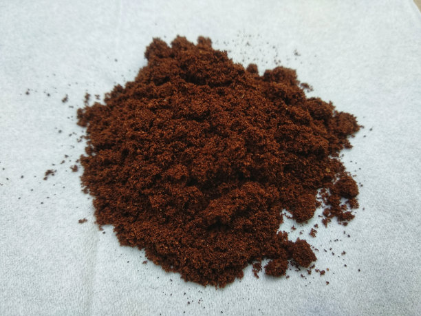 一堆磨碎的咖啡渣被隔离在白色的背景上图片下载