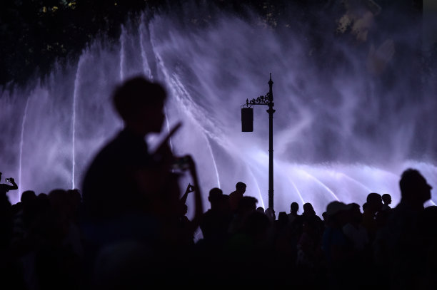 在一个非常炎热的夏日，布加勒斯特的自流喷泉伴着音乐和灯光，为居民们带来欢乐。图片下载