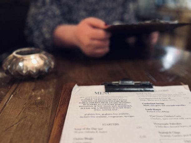 餐馆桌子上的食物菜单图片下载