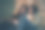 年轻夫妇在家里的沙发上使用笔记本电脑。丈夫和妻子一起网购，看新闻或社交媒体图片下载