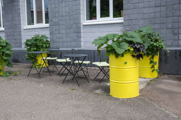 街边咖啡馆，桌子，椅子，五颜六色的花坛，花桶里放着花图片下载