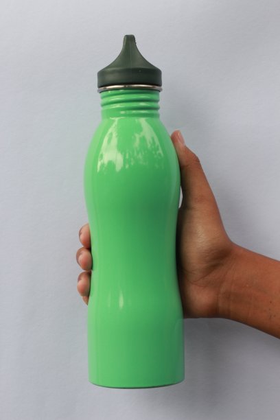 一个男人手握不锈钢的特写图片下载