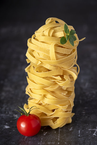 生意大利面和西红柿的微距摄影图片下载