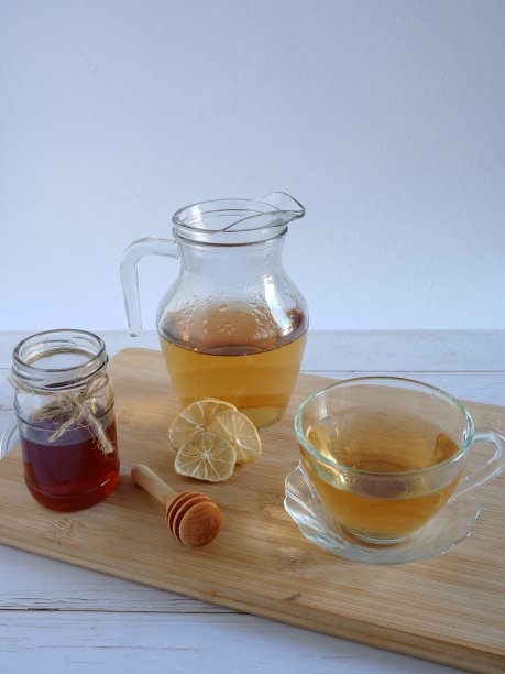 一杯新鲜的白茶，加蜂蜜和一片干柠檬。图片下载